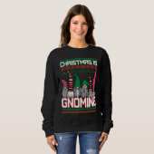 Christmas is Gnoming God Jul Gnome Ugly Christmas  スウェットシャツ (正面フル)