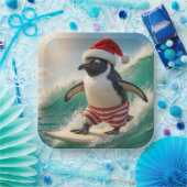 Christmas Penguin Surfing On an Ocean Wave ペーパープレート (パーティー)