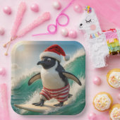 Christmas Penguin Surfing On an Ocean Wave ペーパープレート (パーティー)