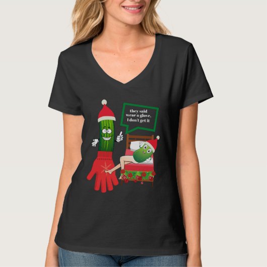 CHRISTMAS PICKLE COUPLE WEARING SANTA HAT & GLOVE Tシャツ (正面)