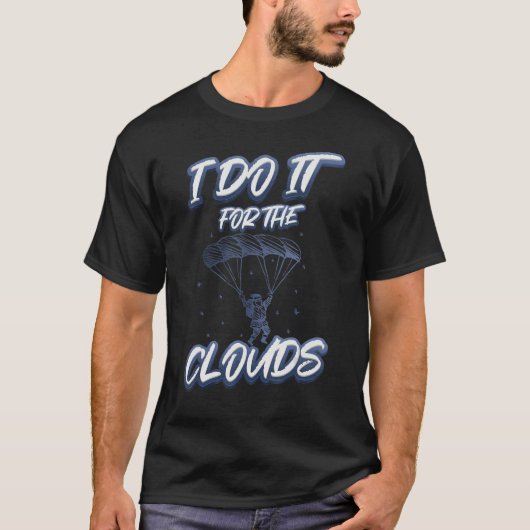 Christmas Pun Flying Santa I Do It For The Clouds  Tシャツ (正面)