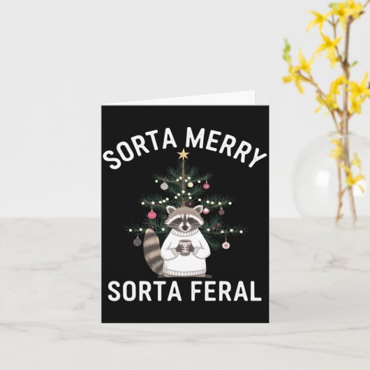 Christmas Raccoon Sorta Merry Sorta Feral Xmas カード (黄色い花)