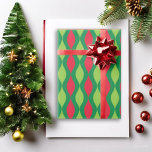 Christmas Red and Green Wave Design ラッピングペーパー<br><div class="desc">Whether it’s for the holidays,  birthdays,  or any special occasion,  this red and green wave design is sure to catch everyone’s eye. The bold,  elongated waves create a visually balanced and rhythmic pattern that looks like smooth,  flowing S-shapes.</div>