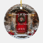 Christmas Red Door Wreath "Our First Home" セラミックオーナメント (裏面)
