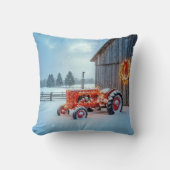 Christmas Red Farm Tractor In Snow クッション (正面)