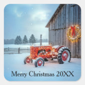 Christmas Red Farm Tractor In Snow スクエアシール (正面)