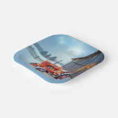 Christmas Red Farm Tractor In Snow ペーパープレート (傾斜あり)