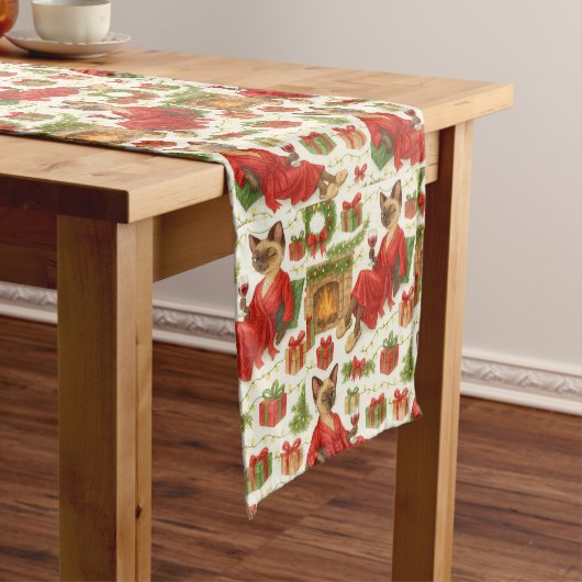 Christmas Siamese Cat Celebrating at home ミディアムテーブルランナー (インサイチュ)