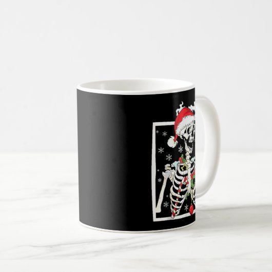 Christmas Skeleton With Smiling Skull Drinking Cof コーヒーマグカップ (正面右)