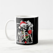 Christmas Skeleton With Smiling Skull Drinking Cof コーヒーマグカップ (左)