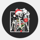 Christmas Skeleton With Smiling Skull Drinking Cof ラウンドシール (正面)