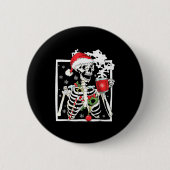 Christmas Skeleton With Smiling Skull Drinking Cof 缶バッジ (正面)