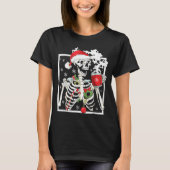 Christmas Skeleton With Smiling Skull Drinking Cof Tシャツ (正面)