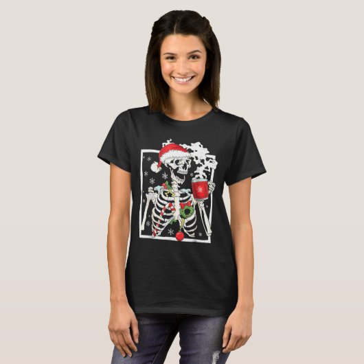 Christmas Skeleton With Smiling Skull Drinking Cof Tシャツ (正面フル)