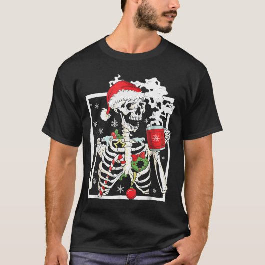 Christmas Skeleton With Smiling Skull Drinking Cof Tシャツ (正面)