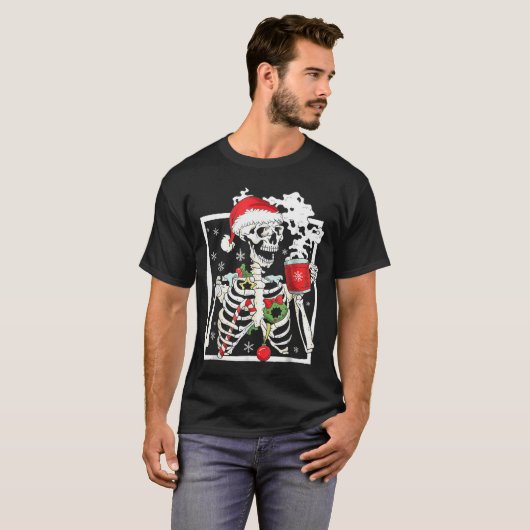 Christmas Skeleton With Smiling Skull Drinking Cof Tシャツ (正面フル)