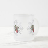 Christmas Snowflake And Shy Red Berry フロストグラスマグカップ (正面右)