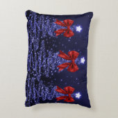 Christmas Sparkling Trees Navy Blue Faux Red Bow アクセントクッション (裏面(縦))