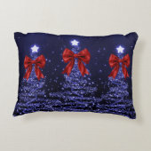 Christmas Sparkling Trees Navy Blue Faux Red Bow アクセントクッション (裏面)