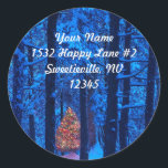 Christmas Tree in the Woods Addressステッカー ラウンドシール<br><div class="desc">明るいカラフルのクリスマスツリーの暗い、青いトーンの夕べの森。文字は白。</div>