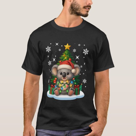 Christmas Tree Koala Lighting Santa Hat Xmas Famil Tシャツ (正面)