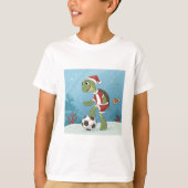 Christmas Turtle playing football Tシャツ (正面)