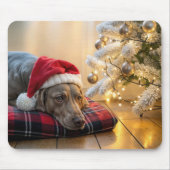 Christmas Weimaraner Dog By a Tree マウスパッド (正面)