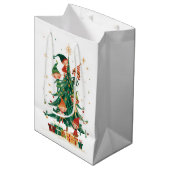 Christmas Whimsical Elves Decorating Tree Gift Bag ミディアムペーパーバッグ (正面アングル)