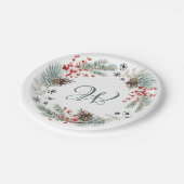 Christmas Wreath Pine Berry Snowflakes Monogram ペーパープレート (アングル)