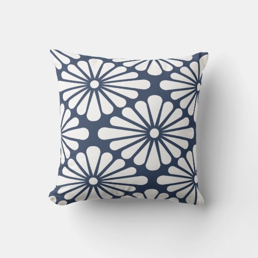 Chrysanthemum [indigo] - Japanese Pattern クッション (正面)