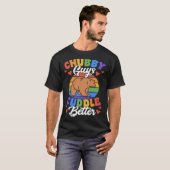 Chubby Guys Cuddle Better Gay Grizzly Bear Pride M Tシャツ (正面フル)