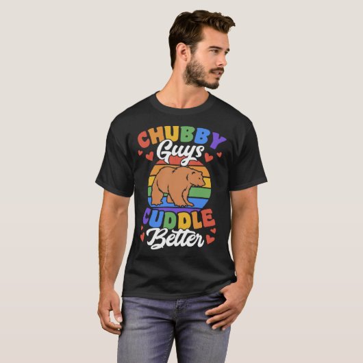 Chubby Guys Cuddle Better Gay Grizzly Bear Pride M Tシャツ (正面フル)