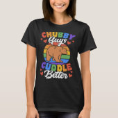 Chubby Guys Cuddle Better Gay Grizzly Bear Pride M Tシャツ (正面)