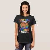Chubby Guys Cuddle Better Gay Grizzly Bear Pride M Tシャツ (正面フル)