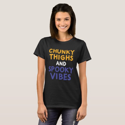 Chunky Thighs and Spooky Vibes Thick Girl Hallowe Tシャツ (正面フル)