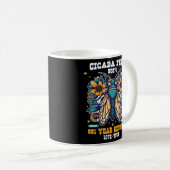 Cicada 2024のTシャツ コーヒーマグカップ (正面右)