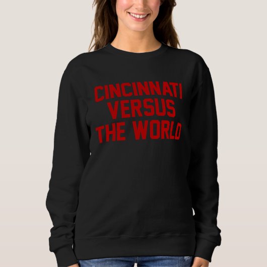 Cincinnati Versus the World Red Block Letters スウェットシャツ (正面)