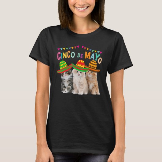 Cinco de Mayo Hatsを着た3匹の猫子猫Kitten Tシャツ (正面)
