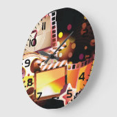 Cinematic Film Reel and Clapperboard ラージ壁時計 (傾斜)