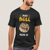 Cinnamon Roll Just Roll With It Tシャツ (正面)