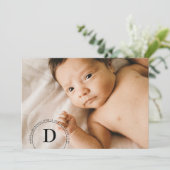 Circular Monogram Photo Birth Announcement Card 招待状 (スタンド正面)