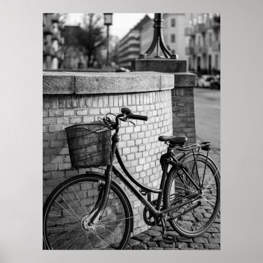 City Bicycle with Basket Against Brick Wall Urban ポスター (正面)