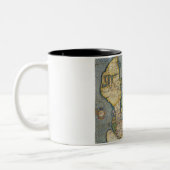 「Civitates Orbis Terrからの北欧の地図、 ツートーンマグカップ (左)