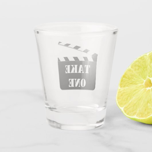Clapperboardは白黒1つのまたはあなたの文字を取ります ショットグラス (裏面)