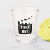 Clapperboardは白黒1つのまたはあなたの文字を取ります ショットグラス (正面)