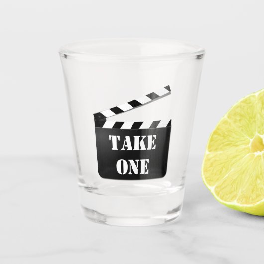 Clapperboardは白黒1つのまたはあなたの文字を取ります ショットグラス (正面)