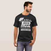 Class of 2019 Proud Mom Graduate Funny Graduation  Tシャツ (正面フル)