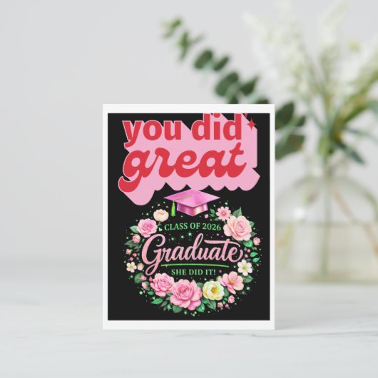 Class of 2026 Graduate She Did It Pink Floral Grad 案内ポストカード (スタンド正面)