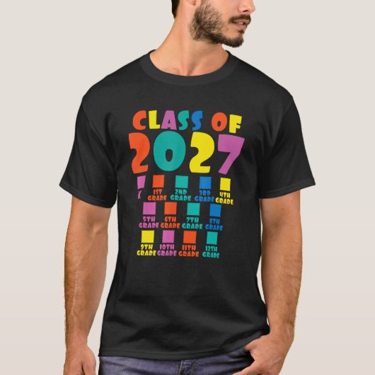 Class Of 2027 Grow With Me First Day Of School Che Tシャツ (正面)