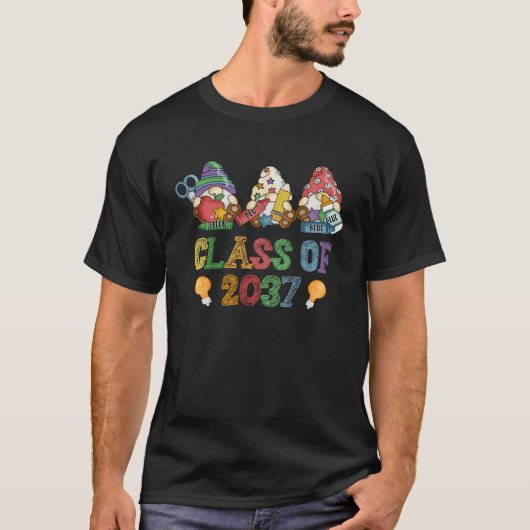 Class Of 2037 Gnome Graduation Kindergarten First Tシャツ (正面)